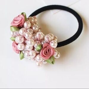 Boutique Faux Pearls and Rose buds black rubber band.NWT